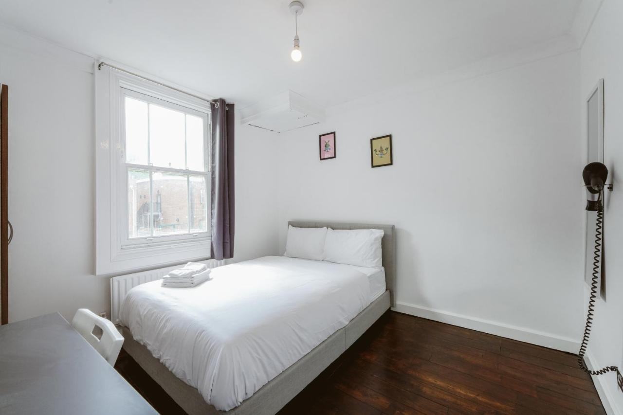 Great In Stepney Station - 12 * Londra
