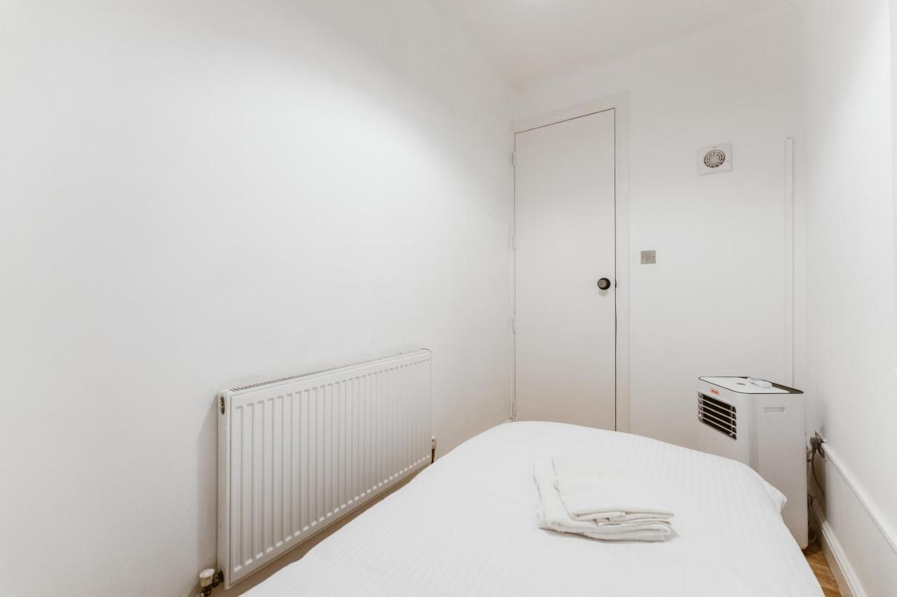 Great In Stepney Station - 12 Londra